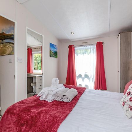 Longnor Wood Holiday Park Экстерьер фото