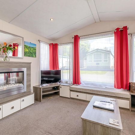 Longnor Wood Holiday Park Экстерьер фото