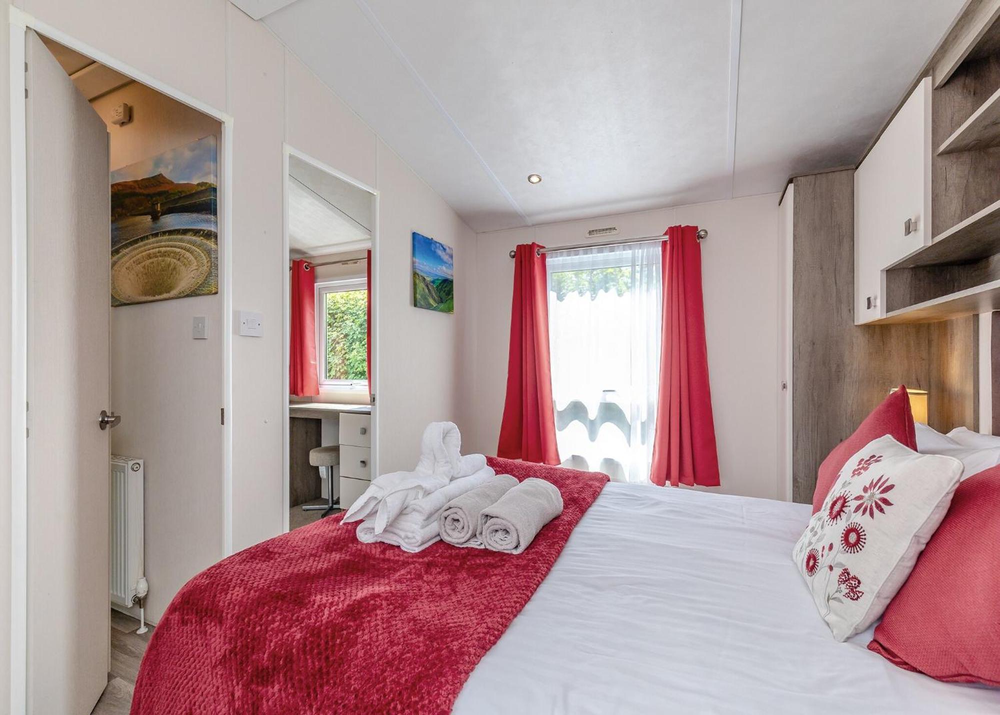 Longnor Wood Holiday Park Экстерьер фото