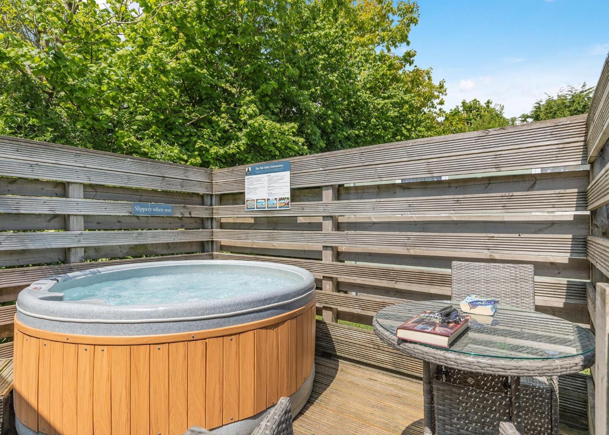 Longnor Wood Holiday Park Экстерьер фото